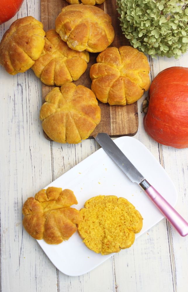 Rezeptbild: Kürbisbrötchen Rezept in Kürbisform – Einfach und leicht gemacht