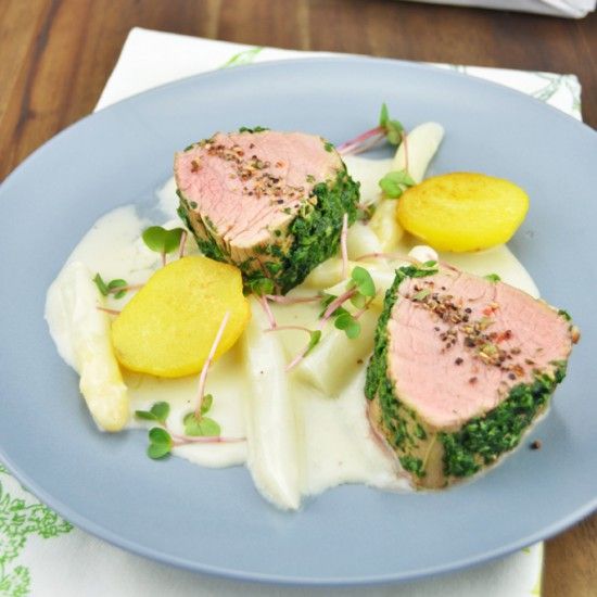 Rezeptbild: Kalbsfilet im Kräutermantel auf Spargelrahm
