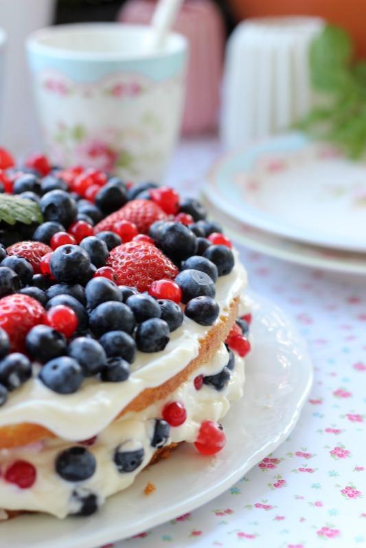 Rezeptbild: Sommerbeerentorte mit Holunderblütencreme 