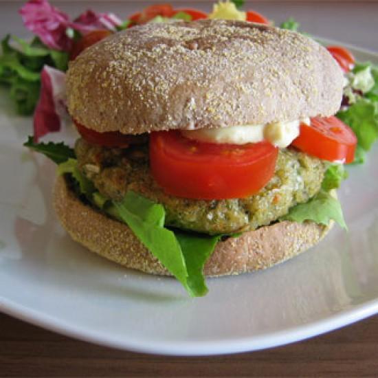 Rezeptbild: Gemüseburger mit frischem Salat