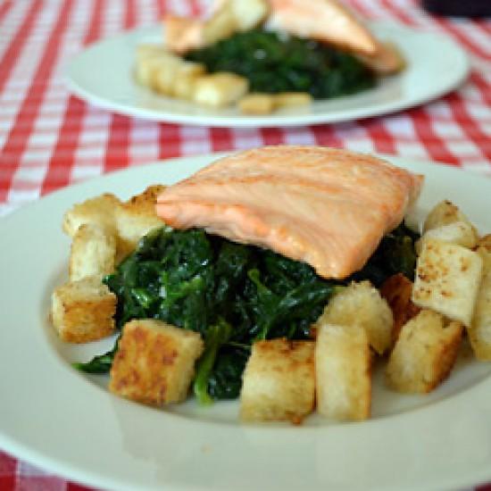 Rezeptbild: Gebratenes Lachsfilet mit Spinat und Croutons