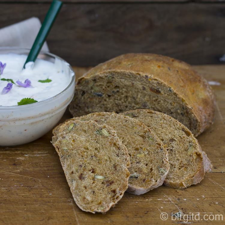 Rezeptbild: Dinkelbrot mit getrockneten Tomaten, Chia & Kürbiskernen - lecker als Grillbeilage