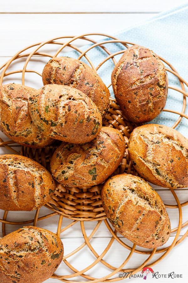 Rezeptbild: Kräuter-Vollkorn-Brötchen mit einem Potpourri der Natur