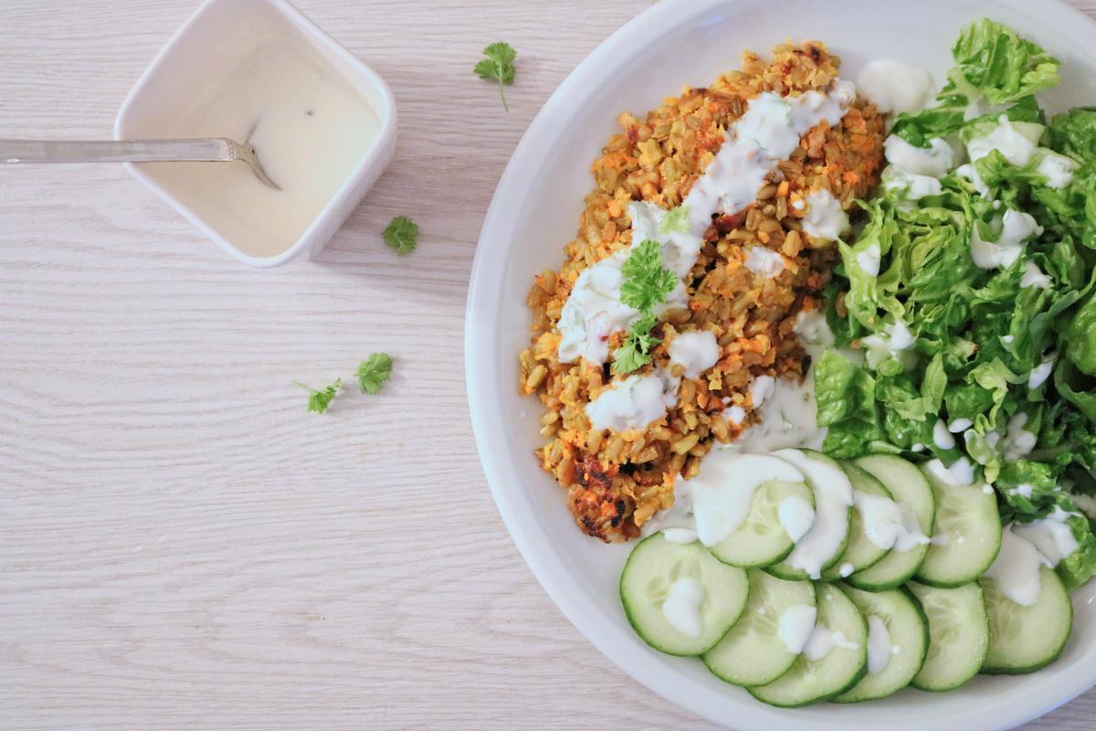 Rezeptbild: Grünkern-Kurkuma Bratling mit grünem Salat
