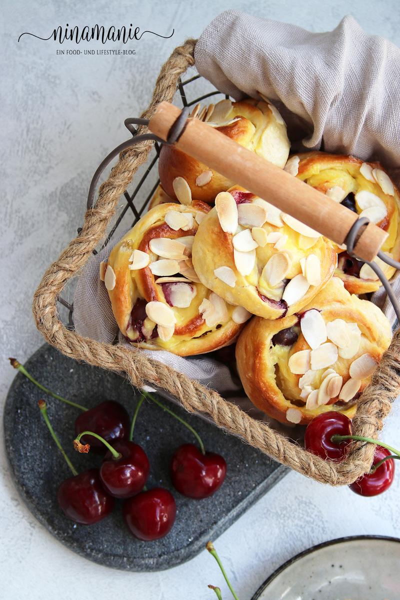 Rezeptbild: Pudding-Kirsch-Schnecken mit Hefeteig
