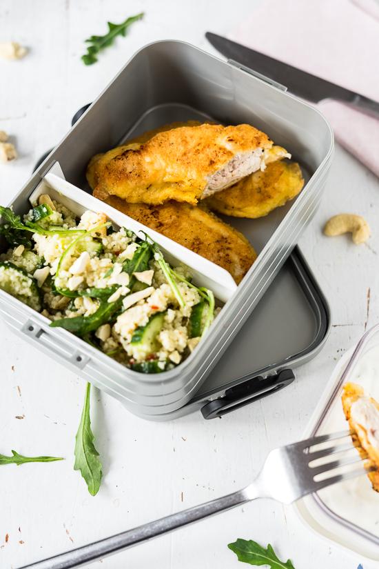 Rezeptbild: Zitronen-Joghurt-Hähnchen in Parmesan-Hülle mit Couscous-Salat