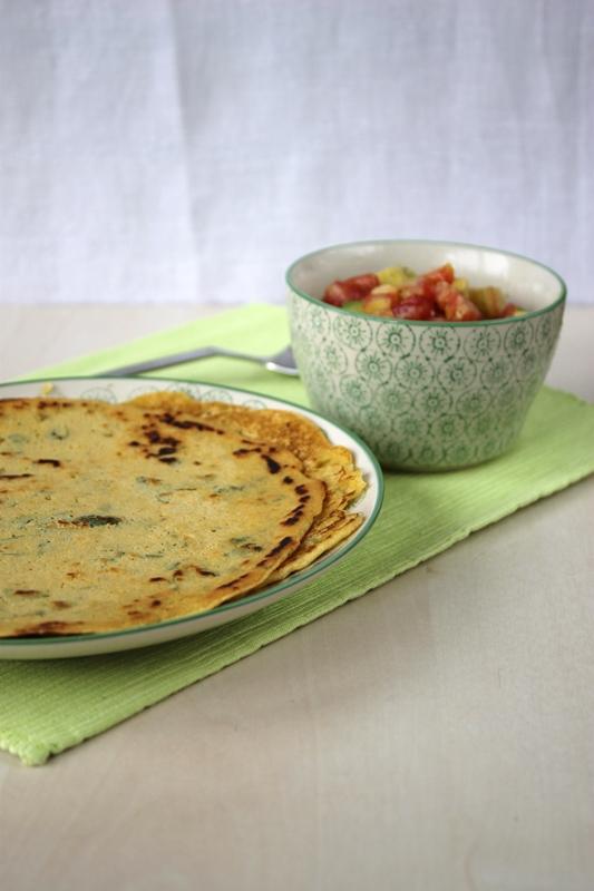 Rezeptbild: Kichererbsenpfannkuchen mit Tomaten-Avocado-Füllung