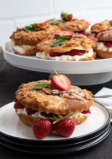 Rezeptbild: Bienenstich-Taler mit frischen Erdbeeren
