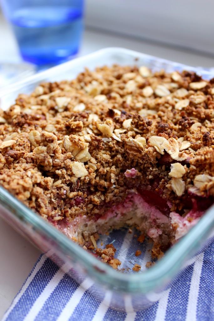 Rezeptbild: Gebackener Haferbrei mit Frischkäse und Himbeeren. Glutenfrei.