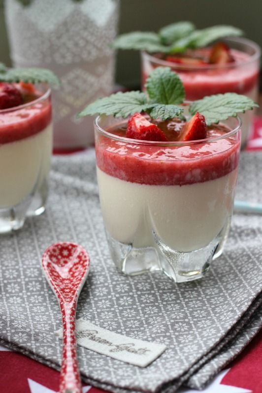 Rezeptbild: Holunderblüten Panna Cotta mit Erdbeerspiegel 