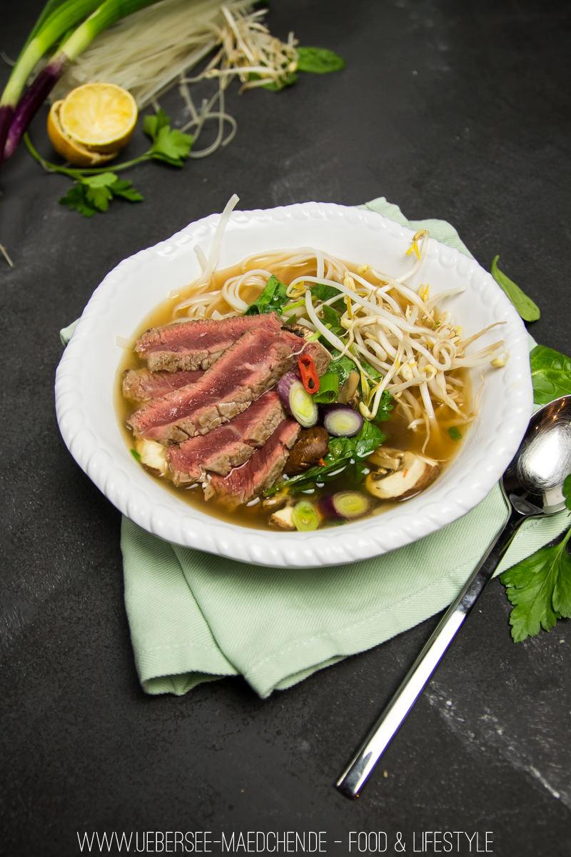 Rezeptbild: Pho - vietnamesische Suppe mit Rind, Reisnudeln & Gemüse