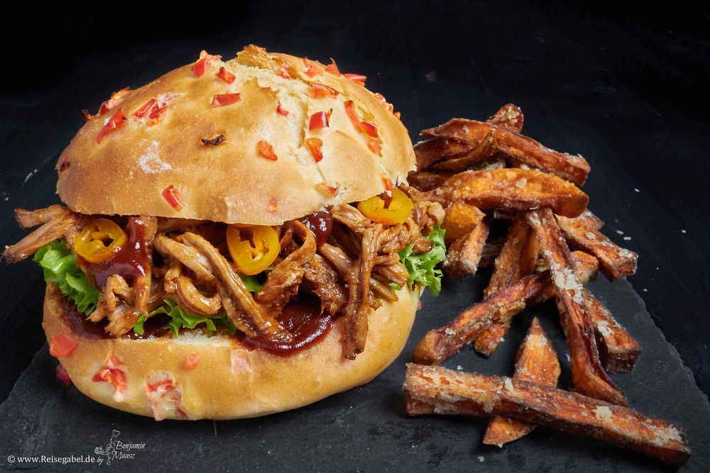 Rezeptbild: Pulled Pork BBQ Burger mit Paprika Bun und Süßkartoffel Pommes