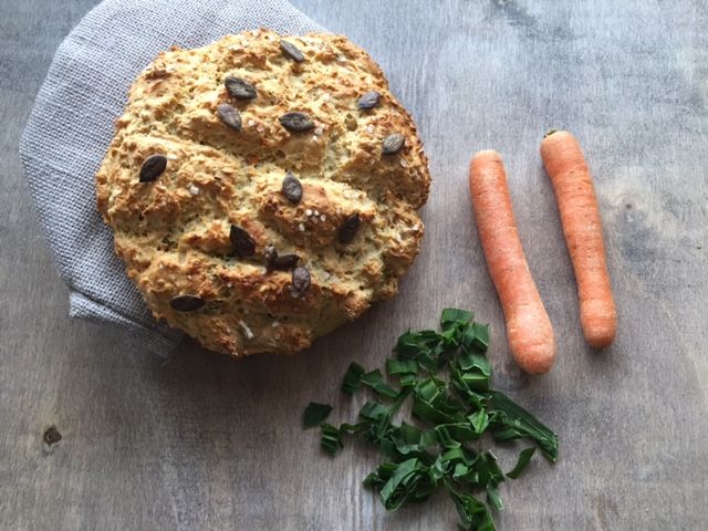 Rezeptbild: Dinkelbrot mit Bärlauch und Karotten