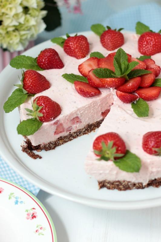 Rezeptbild: Erdbeer-Minz-Torte mit Müsliboden