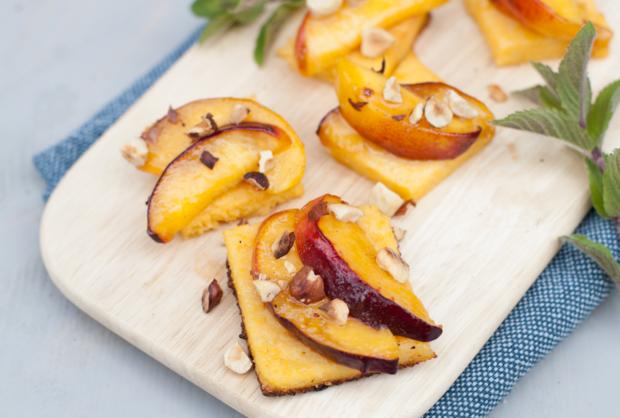 Rezeptbild: Polenta-Schnitten mit karamellisierten Pfirsichen