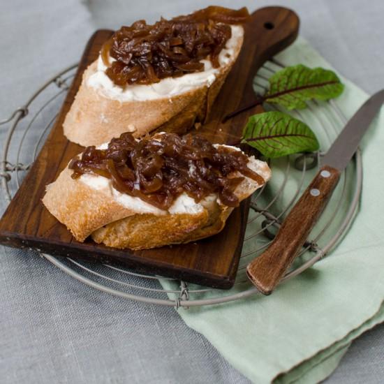 Rezeptbild: eingemachtes Relish von karamellisierten roten Zwiebeln