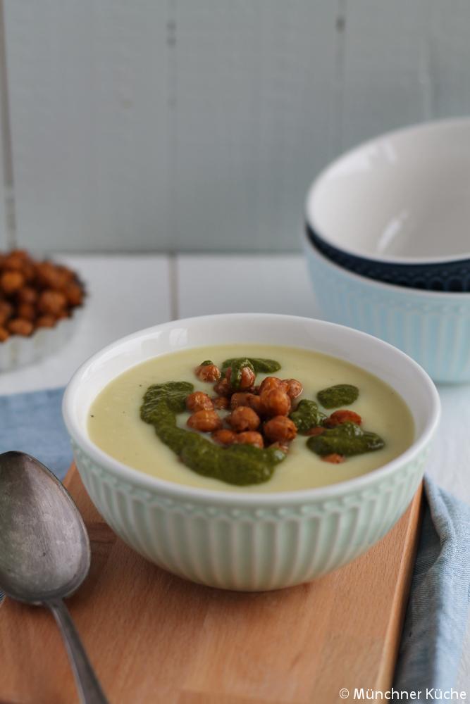 Rezeptbild: Blumenkohl-Kartoffel-Suppe mit Korianderpesto