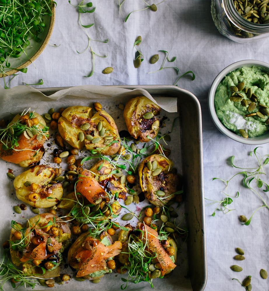 Rezeptbild: Smashed Pelkartoffeln mit Pesto und Lachs