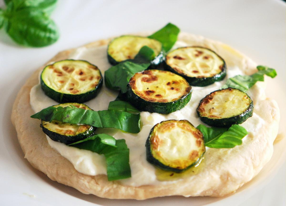 Rezeptbild: White Naan Pizza mit Ricotta & Zucchini 