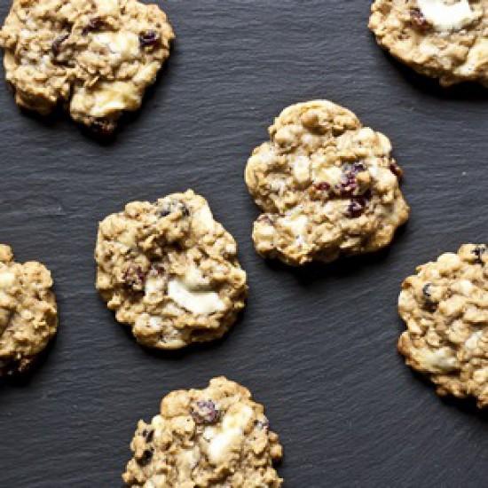 Rezeptbild: Weisse Schokolade und Beeren Hafer Cookies