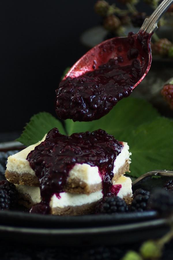 Rezeptbild: Cheesecake-Schnitten mit Brombeer-Kompott