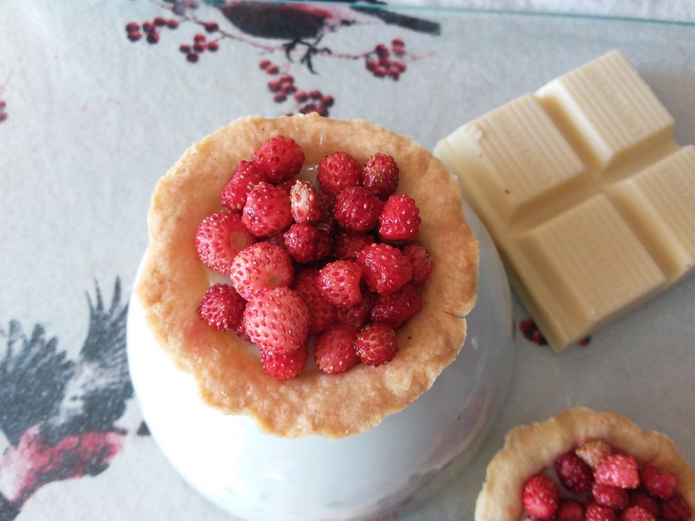 Rezeptbild: Walderdbeertörtchen mit weißer Schokoladencreme