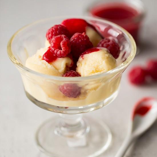 Rezeptbild: Eierlikör-Eis mit Himbeersauce