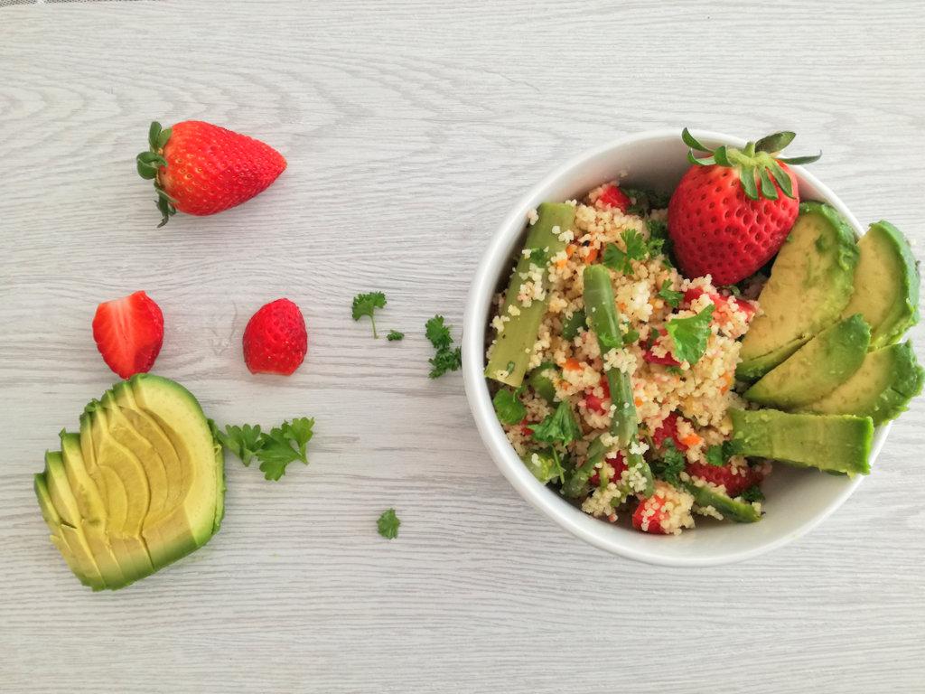 Rezeptbild: Superfood-Bowl mit Couscous, grünem Spargel und Erdbeeren