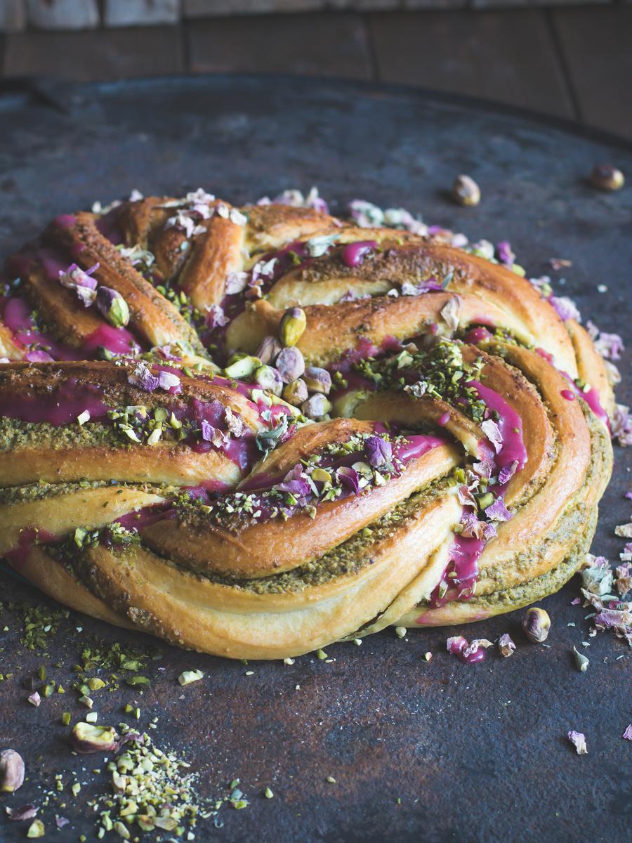 Rezeptbild: Luftiger Brioche Kranz mit Kardamom, Rosen und Pistazien