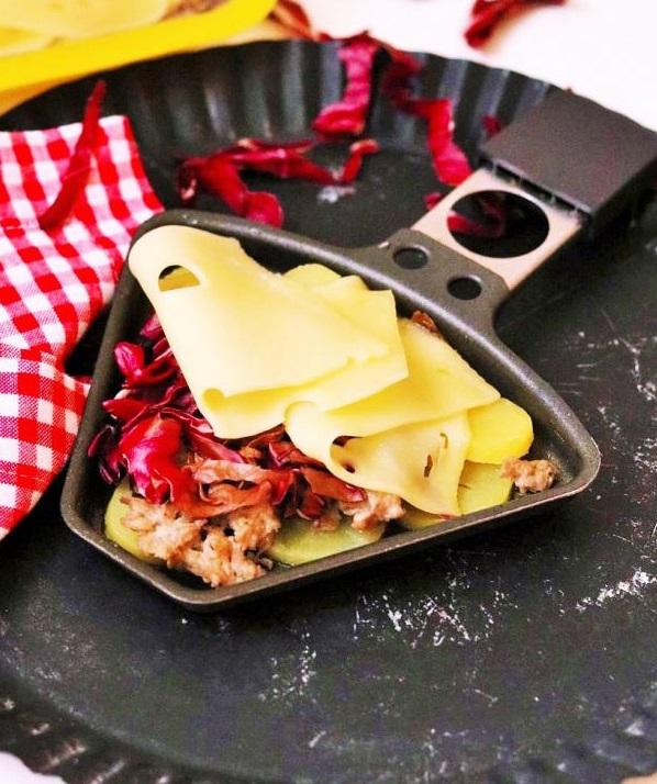Rezeptbild: Raclette Pfännchen mit Salsiccia & Radicchio