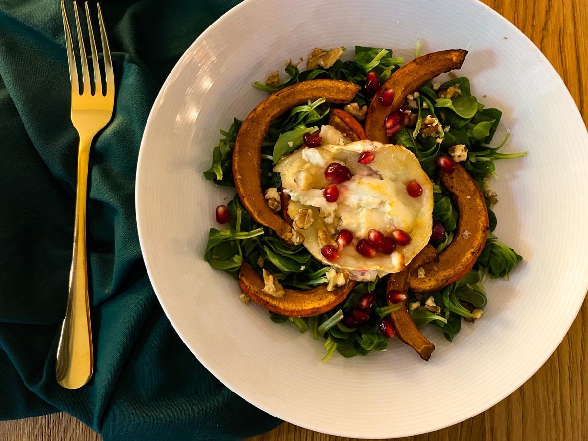 Rezeptbild: Ofenkürbis mit Feldsalat und Ziegenkäse