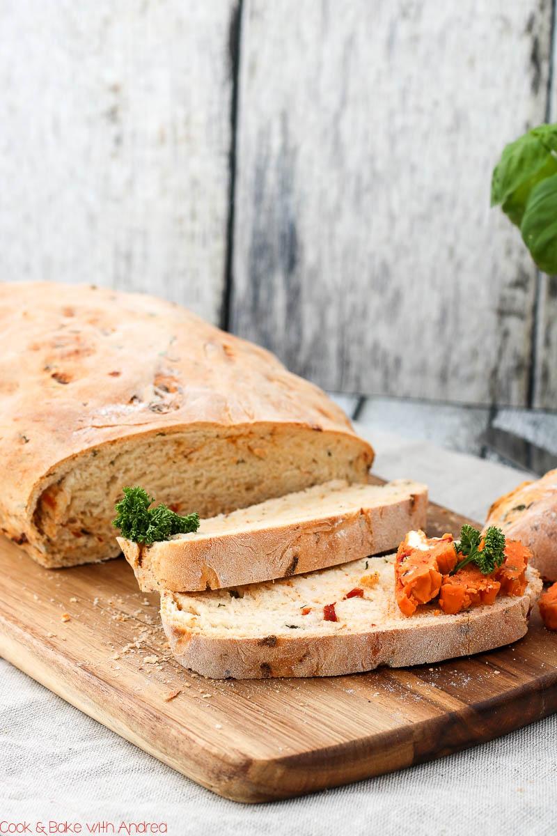 Rezeptbild: Ciabatta mit getrockneten Tomaten und Tomatenbutter