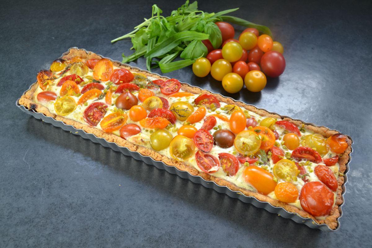 Rezeptbild: Tomaten-Ziegenkäse-Quiche mit Wildkräutern 