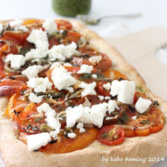 Rezeptbild: Tomatenpizza mit Feta und Pesto...