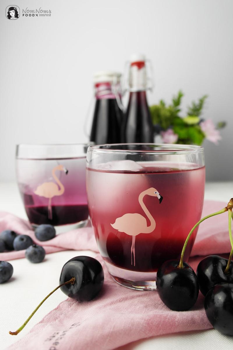 Rezeptbild: Blaubeer-Sirup und Kirsch-Sirup