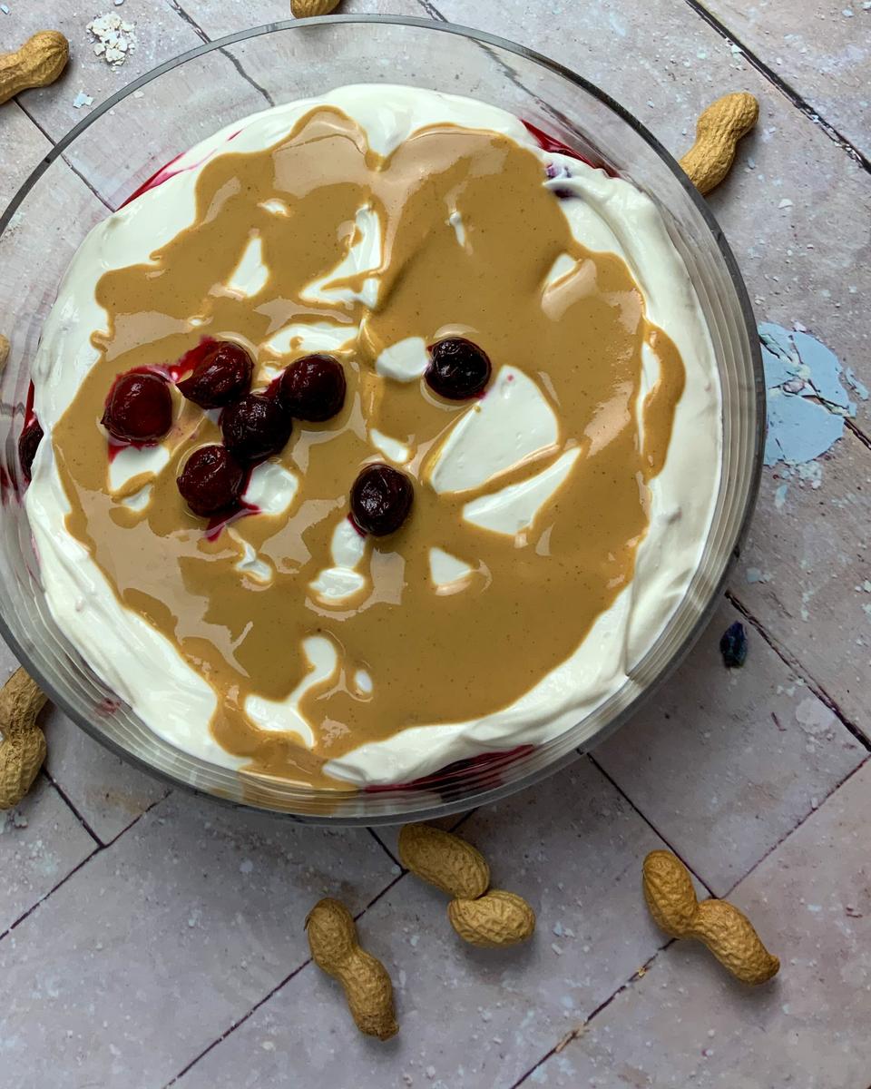 Rezeptbild: Butterkeks Quarkdessert mit Kirschen und Erdnusscreme