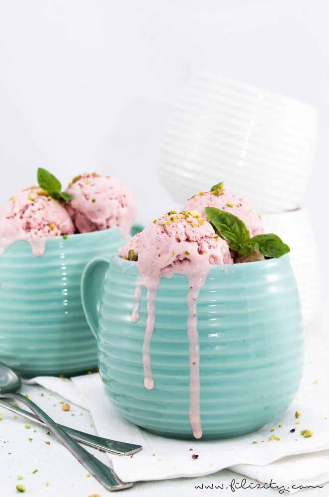 Rezeptbild: Erdbeer-Mascarpone-Eis mit Basilikum