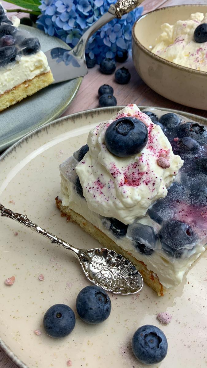 Rezeptbild: Saftiger Zitronenkuchen mit Heidelbeeren