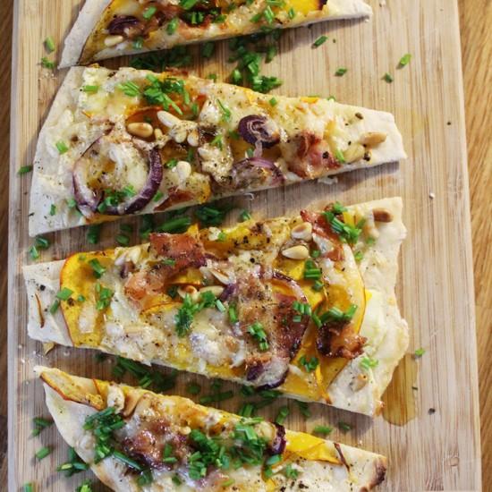 Rezeptbild: Kürbisflammkuchen.