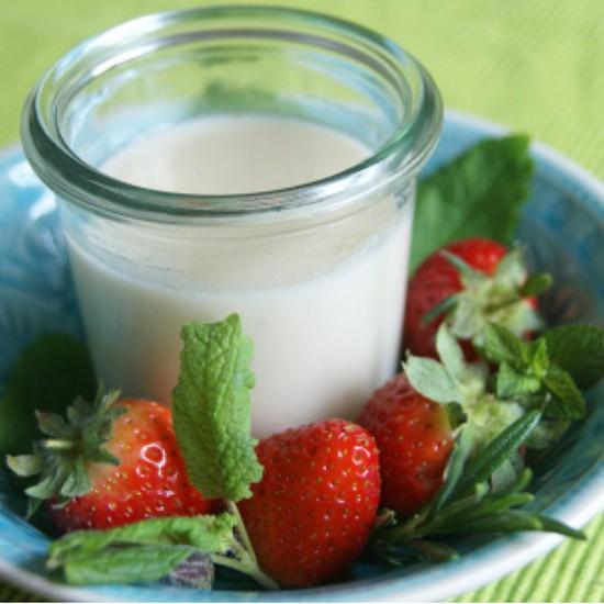 Rezeptbild: Panacotta trifft Erdbeere