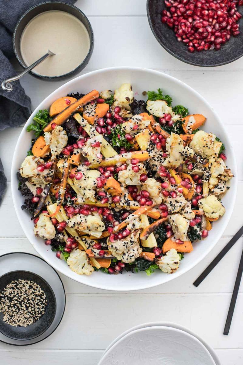 Rezeptbild: Grünkohl-Salat mit geröstetem Gemüse und Tahin-Dressing