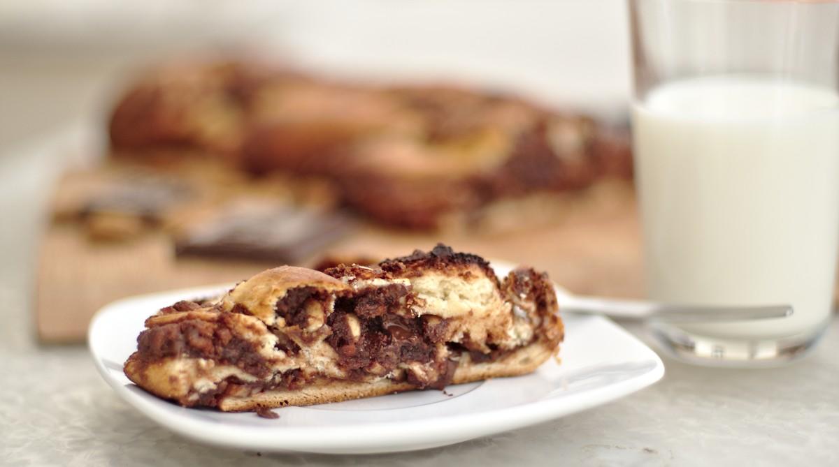 Rezeptbild: Hefestriezel mit Schokoladen-Nuss-Füllung!