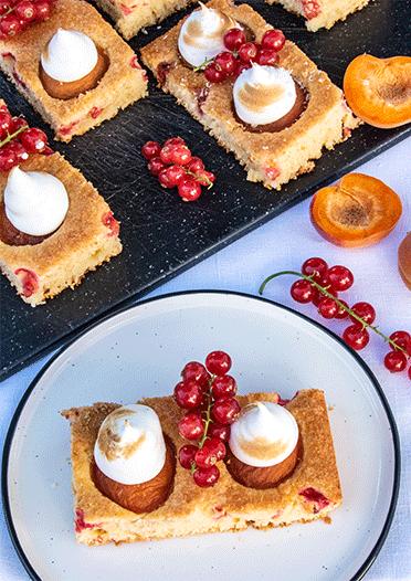 Rezeptbild: Aprikosen-Johannisbeer-Schnitten mit Baiser