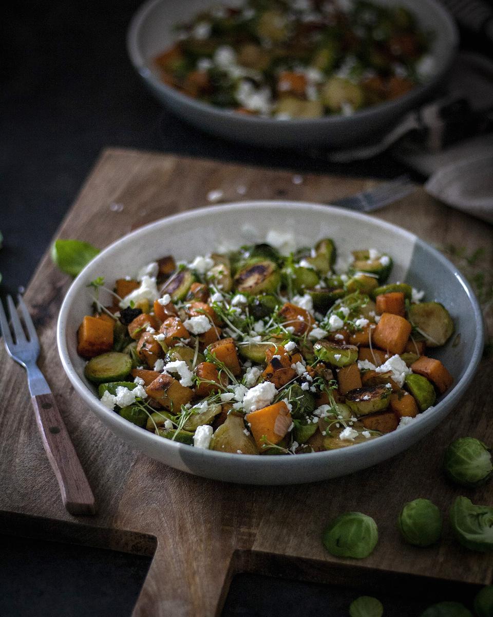 Rezeptbild: Vegetarische Rosenkohl-Süßkartoffel-Pfanne