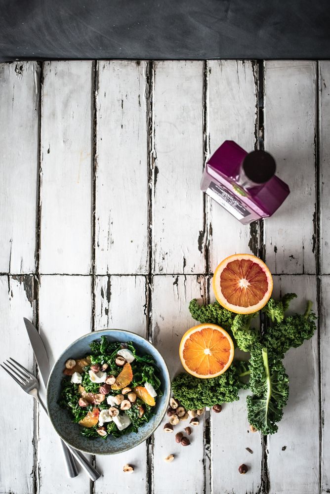 Rezeptbild: Gebratener Grünkohl als Wintersalat, mit Blutrorangenvinaigrette und Ziegenfrischkäse