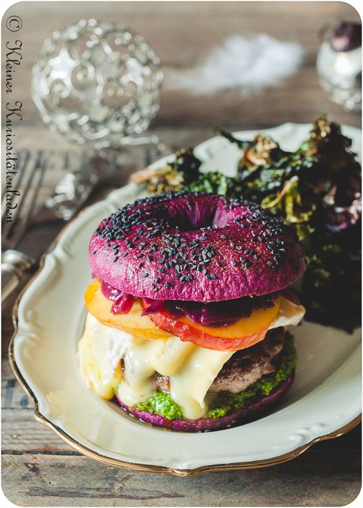 Rezeptbild: Burger mit Ente, Grünkohlpesto und Cumberlandzwiebeln