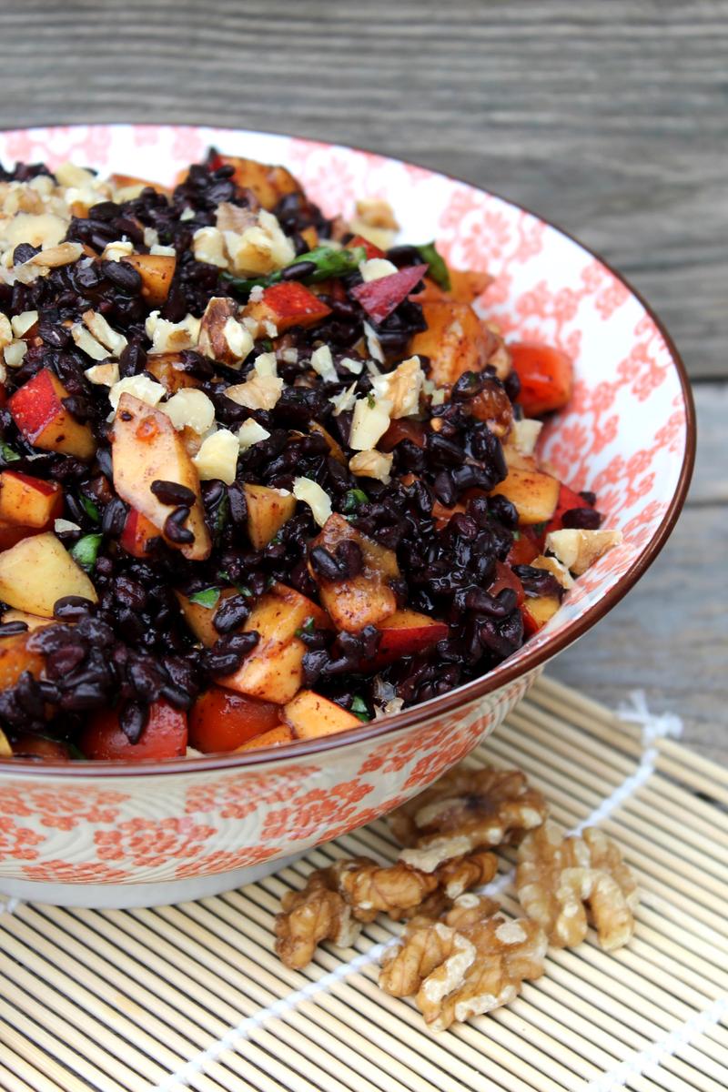 Rezeptbild: Schwarzer Reissalat mit Nektarinen und Walnüssen
