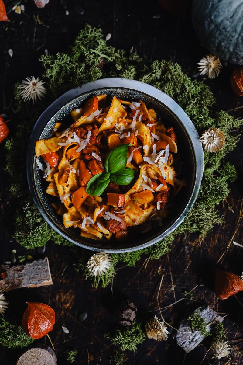 Rezeptbild: Herbstliche Pasta mit Kürbis und Salsiccia