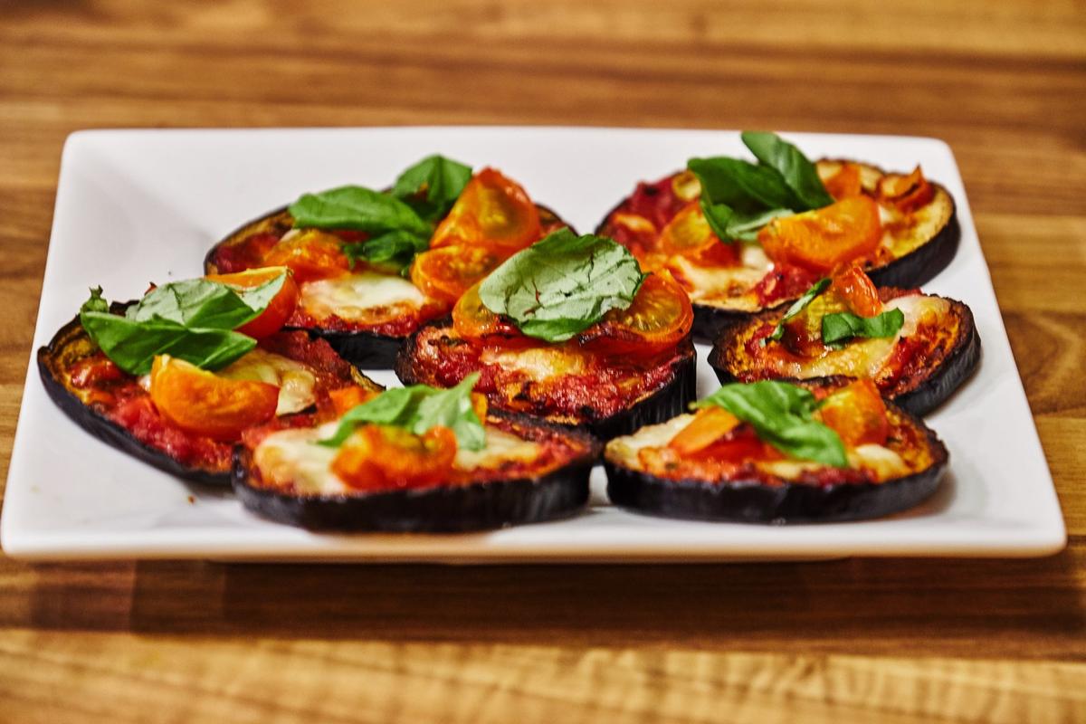 Rezeptbild: Einfache Auberginen Pizza mit Mozzarella