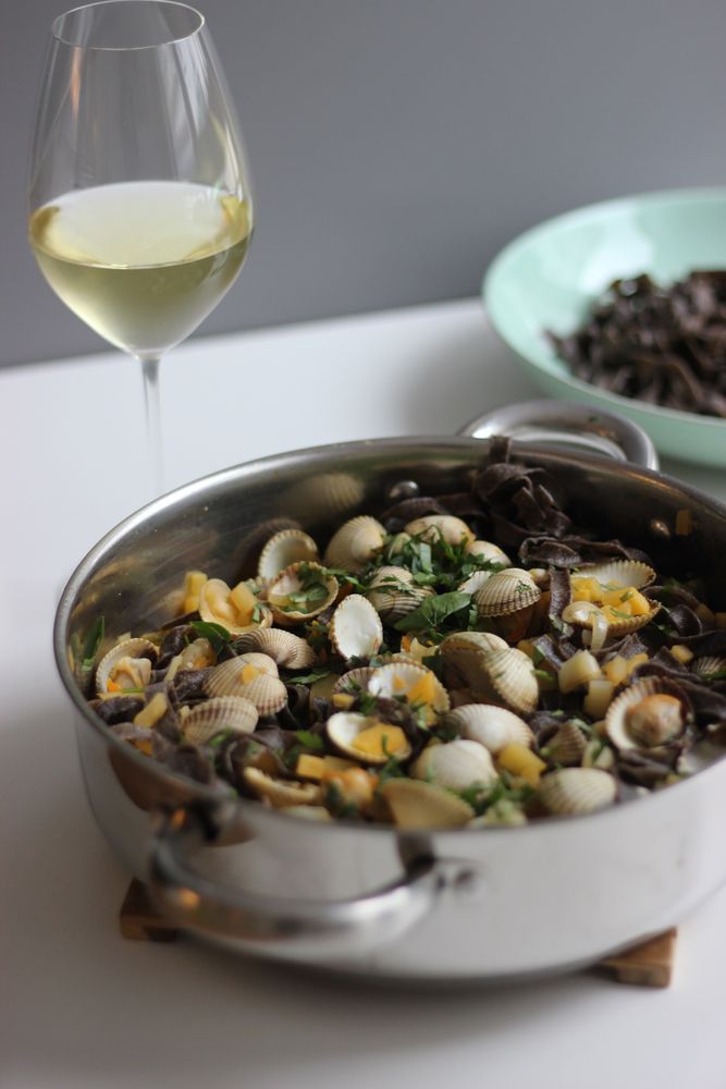 Rezeptbild: Schwarze Pasta mit Herzmuscheln im Mandarinen-Sud